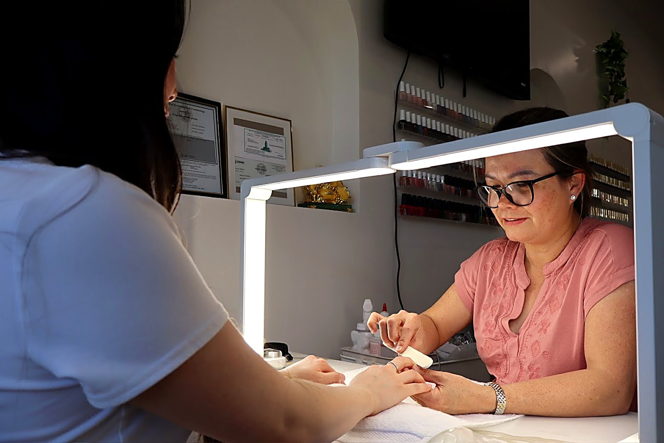 Manicurist at Modern Nails LA
